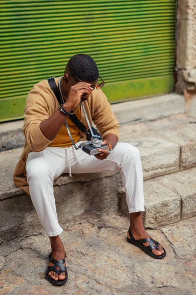 Genç Amerikalı Turist Ziyaret Etmeden Bölgenin Fotoğraflarını Çekmeden Önce Kamerasını — Stok fotoğraf