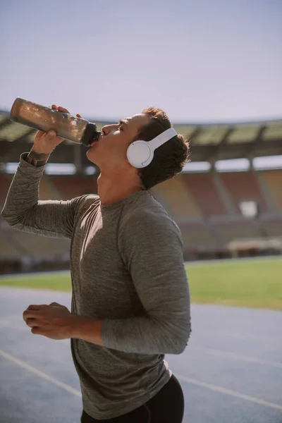 Junger Sportler Trinkt Wasser Nach Erschöpfung Stadion — Stockfoto
