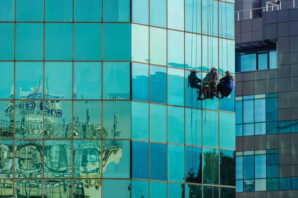 People Cleaning Mirror Window High Rise Building — Stock Photo, Image