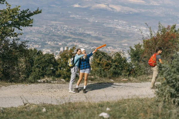 美しい女の子は山の中の特定の場所を見ている 彼らのボーイフレンドは前を歩いている — ストック写真