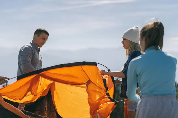 Close Van Vrienden Die Oranje Tent Maken Terwijl Berg Staan — Stockfoto