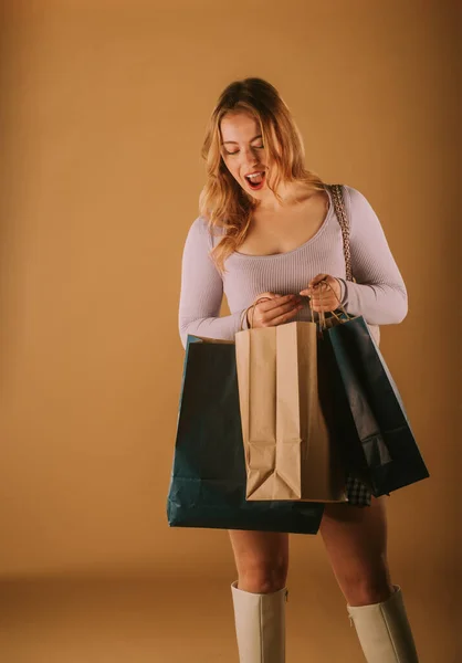 Schönes Mädchen Schaut Überrascht Auf Die Einkaufstüten — Stockfoto