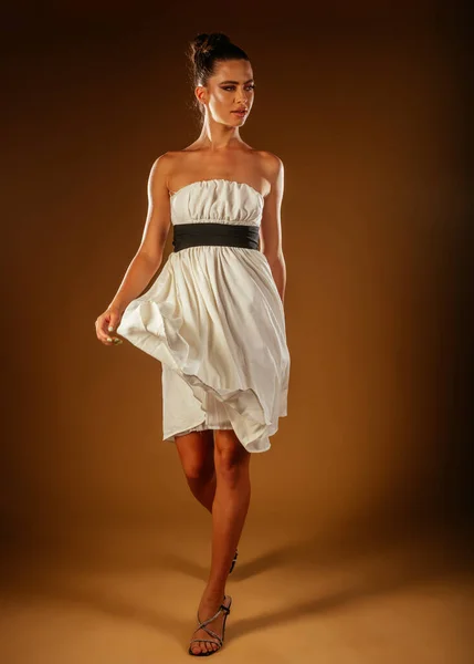 Menina Sexy Vestido Branco Posando Estúdio Fundo Marrom Claro — Fotografia de Stock