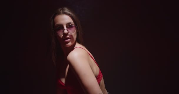 담배를 피우는 속옷을 동작으로 선글라스를 — 비디오