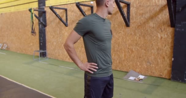 Handsome Fit Guy Warming His Extreme Training — Vídeo de Stock