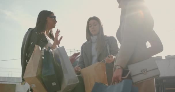Three Girls Making Plans Further Shopping Sunny Day Shopping Mall — Wideo stockowe