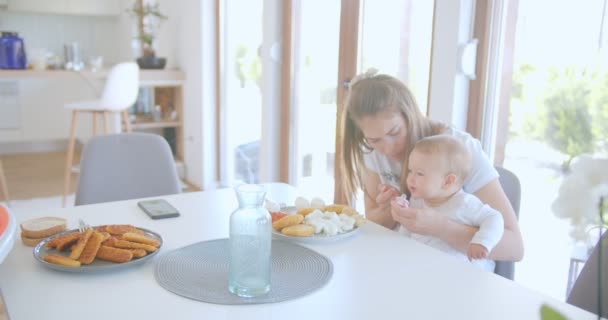 Mor Ger Sin Dotter Napphållare När Hon Sitter Matbordet Med — Stockvideo