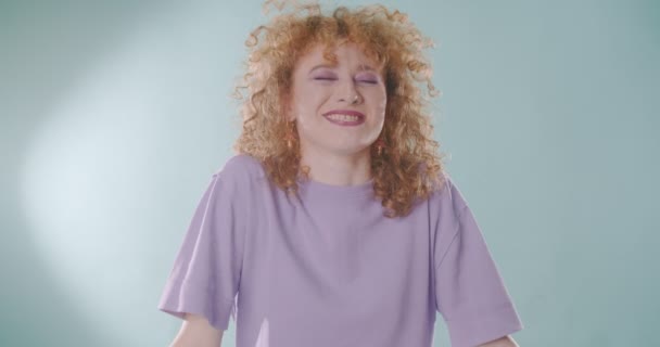 Γλυκό Κορίτσι Γελάει Ενώ Μασάει Τσίχλα Στο Στόμα Της — Αρχείο Βίντεο