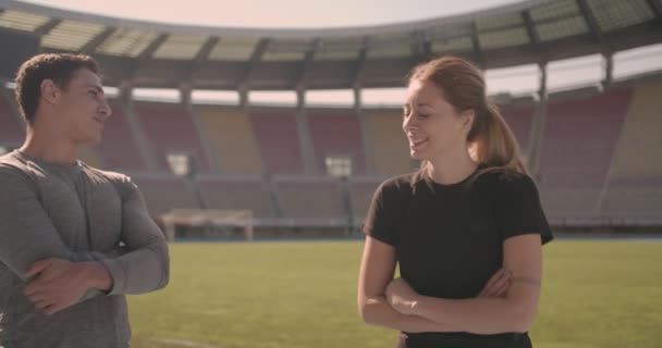 Trois Jeunes Préparent Faire Exercice Stade — Video