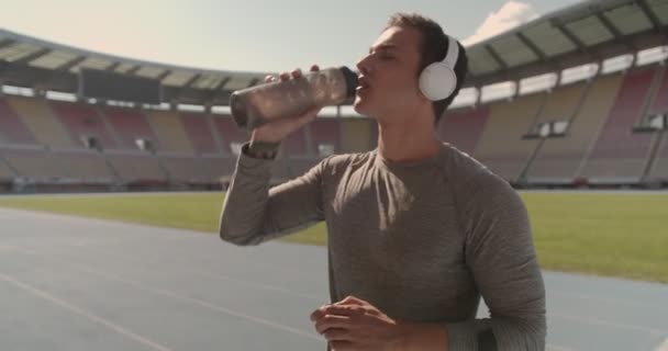 Man Drinking Smoothie Practice Stadium Summertime — Stockvideo