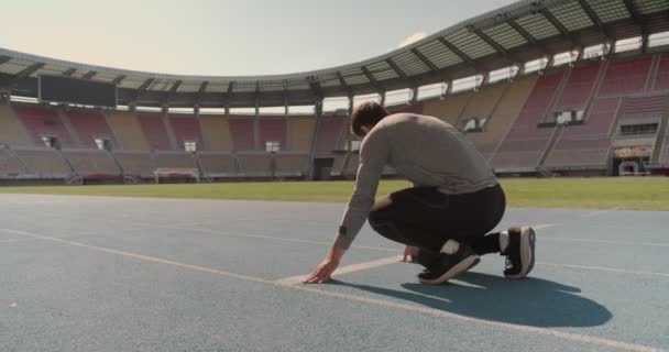 Adam Stadyumdaki Yarış Pistinde Koşmaya Başladı — Stok video
