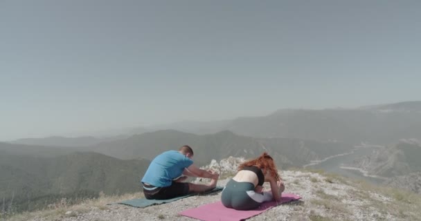 Yoga Practice Couple Clouds High Mountain Top — Vídeo de Stock