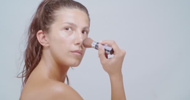 Wanita Cantik Menerapkan Bubuk Dasar Wajahnya Wajah Segar Bersih Dengan — Stok Video