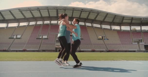スタジアムでスポーツの勝利を祝う3人の若者 — ストック動画