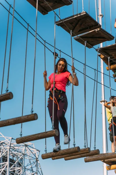 冒険公園では困難なしで最も困難なロープレベルを扱う女性 — ストック写真