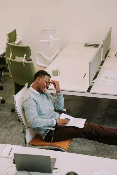 Hombre Negro Guapo Está Tomando Descanso Del Trabajo Está Relajando —  Fotos de Stock