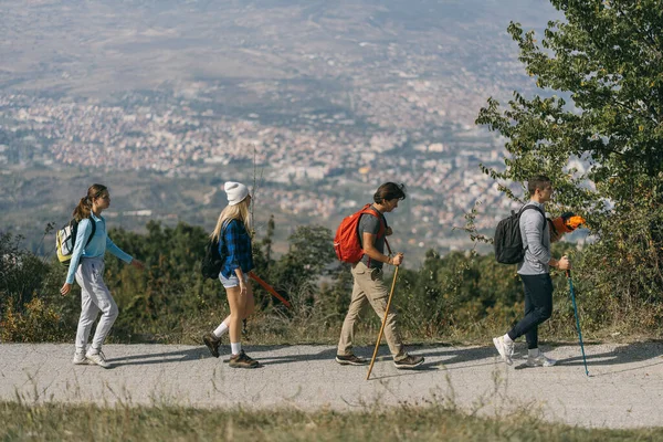 Caminhantes Masculinos Femininos Caminhando Uma Linha Uma Pequena Rua Montanha — Fotografia de Stock