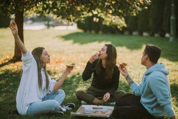 Three Friends Enjoy Themselfs While Eating Pizza Park — Stock Photo, Image