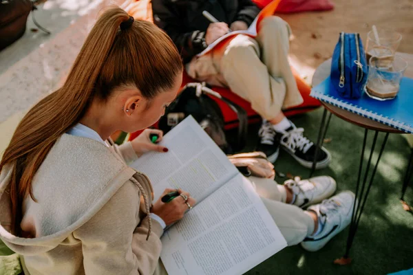 Két Középiskolás Lány Egy Kávézóban Egy Lusta Zacskón Tanulnak — Stock Fotó