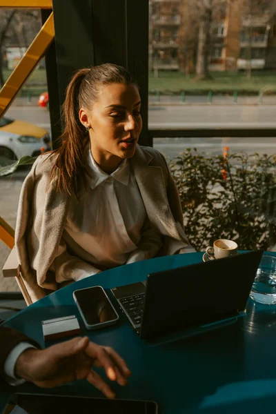 Close Beautiful Business Girl Talking While Sitting Cafe — Zdjęcie stockowe