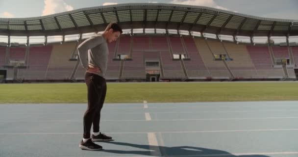 Man Focusing Running Exercise Stadium Daytime Start Line — Stok Video