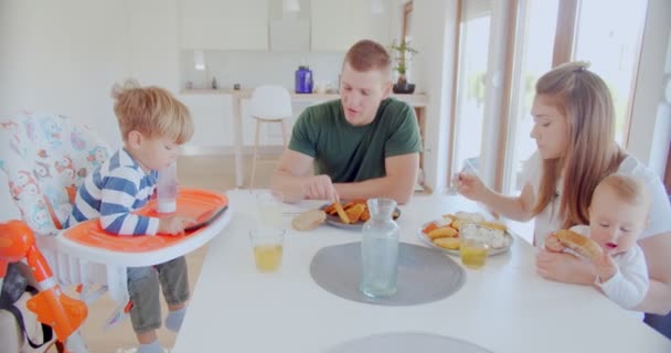 Famille Ayant Une Conversation Pendant Déjeuner Table Manger Salle Manger — Video