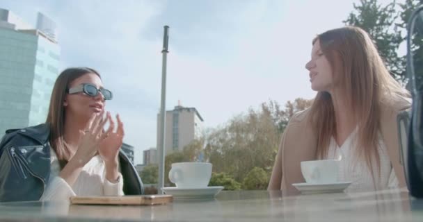 Kahve Aldıktan Sonra Rahatlayan Bir Kız — Stok video