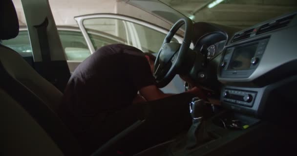 Criminal Jumpstarting Car Trying Steal — Vídeo de Stock