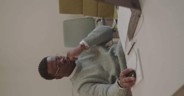 Молодий Чорний Чоловік Працює Сучасному Робочому Просторі Вертикальне Відео — стокове відео
