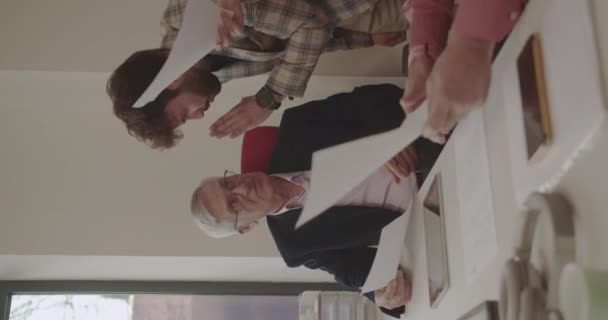 Oudere Manager Gesprek Met Zijn Collega Moderne Kantoorruimte Verticale Video — Stockvideo