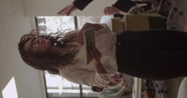 Ofisteki Çeşitli Çok Irklı Adamlarının Önünde Arkadaşlarıyla Konuşan Kadın Yönetici — Stok video