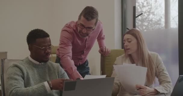 Skupina Multiraciálních Zaměstnanců Pracujících Společně Moderní Obchodní Kanceláři Senior Dává — Stock video
