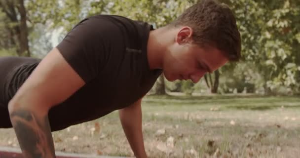 Hombre Haciendo Flexiones Parque Como Warmup Puesta Sol Otoño Escena — Vídeos de Stock