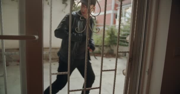 Бургар Відкриває Металеві Двері Входить Будинок Заднього Двору — стокове відео