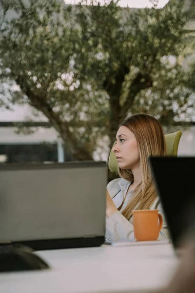 Joven Chica Rubia Hermosa Sentada Una Silla Oficina Con Computadora —  Fotos de Stock