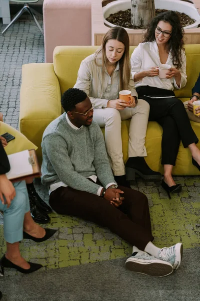 Joven Hombre Negocios Negro Hablando Con Sus Colegas Oficina —  Fotos de Stock