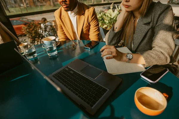 Close Pessoas Negócios Olhando Para Laptop Enquanto Sentado Café — Fotografia de Stock