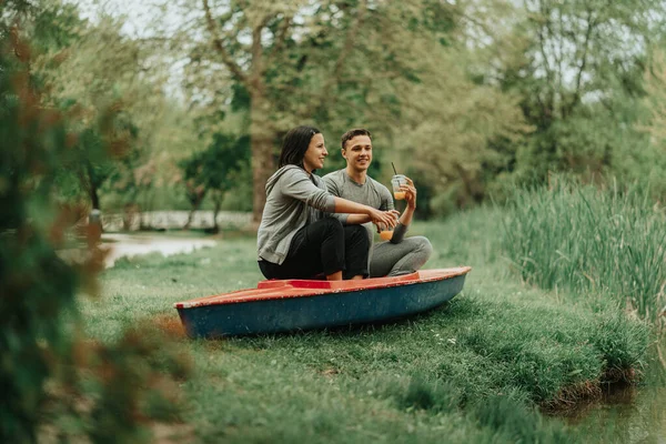 Casal Bonito Ter Uma Conversa Enquanto Sentado Caiaque Vermelho Parque — Fotografia de Stock