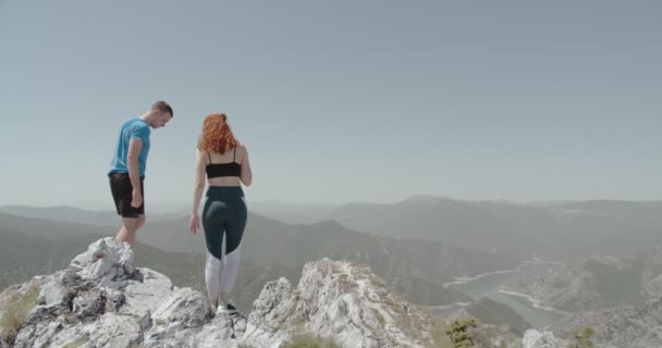 Пара Готовится Йоге Вершине Горы — стоковое видео
