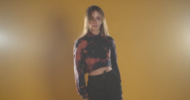 Kaunis Tyttö Tanssii Eristetty Keltainen Valoa Savua — kuvapankkivideo