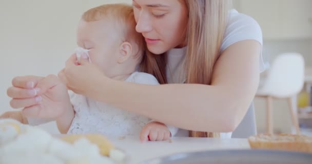 Närbild Mamma Städa Hennes Babys Näsa Medan Barnet Sitter Knät — Stockvideo