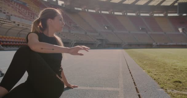 Jedna Žena Zahřívá Ráno Stadionu Před Cvičením — Stock video