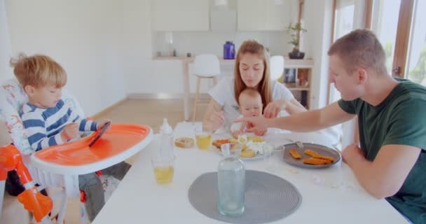 Föräldrar Som Har Roligt Medan Äter Lunch Tillsammans Med Sina — Stockvideo