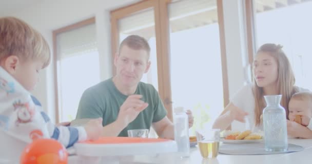 Beaux Parents Discutant Avec Leur Fils Assis Table Manger Déjeunant — Video