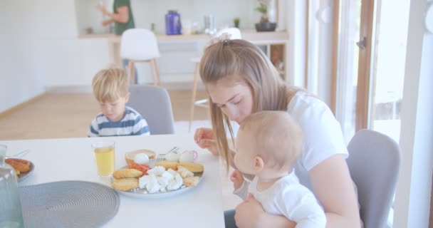 Anya Lánya Ebédlőasztalnál Ülnek Miközben Apa Jön Üvegpoharakkal Fiú Velük — Stock videók