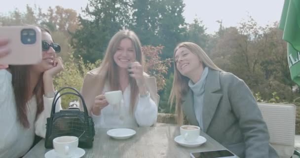 Dívky Dělat Selfie Při Relaxaci Nad Kávou Terase — Stock video