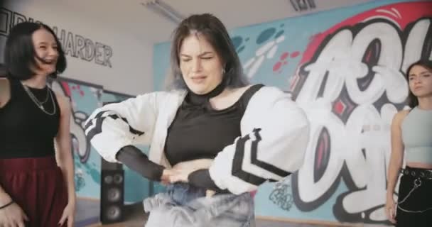 Meisje Pronken Met Haar Dans Vaardigheden — Stockvideo