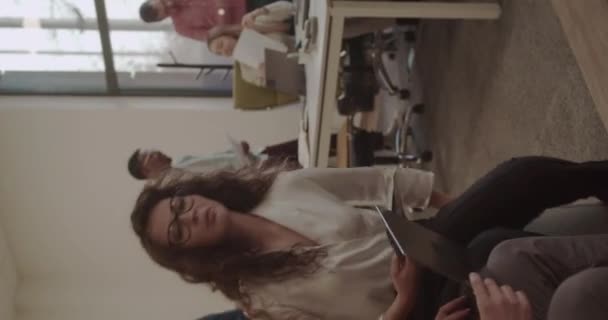 Modern Bir Ofis Alanında Çalışan Geniş Bir Grup Insan Dikey — Stok video