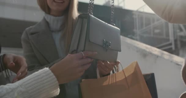 Tre Tjejer Kollar Den Nyköpta Väskan Medan Shoppingrunda — Stockvideo