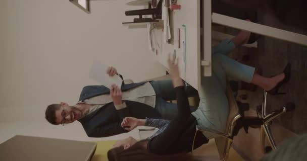 Двоє Людей Працюють Сучасному Офісному Приміщенні Вертикальне Відео — стокове відео